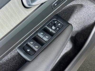 2023 Volvo XC40 Plus Bright Theme