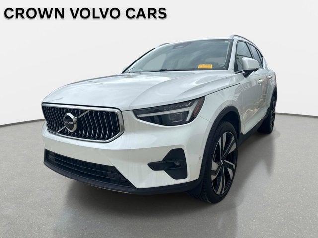 2025 Volvo XC40 Ultra Bright Theme