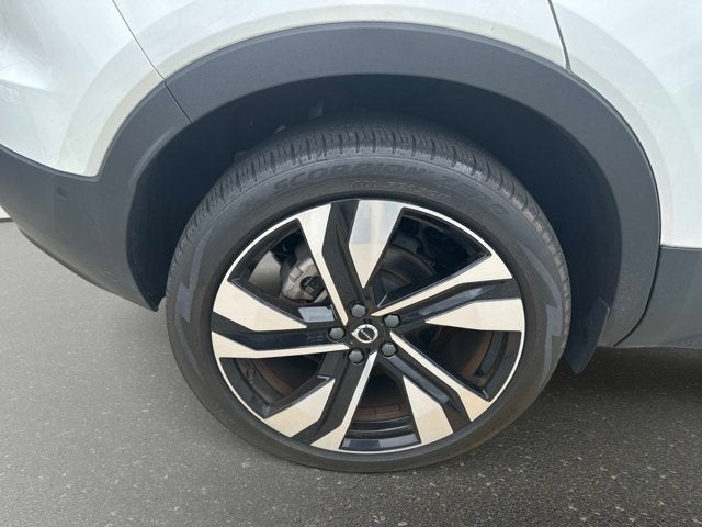 2025 Volvo XC40 Ultra Bright Theme