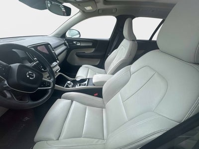2025 Volvo XC40 Ultra Bright Theme