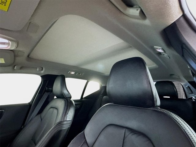 2024 Volvo XC40 Ultimate Bright Theme