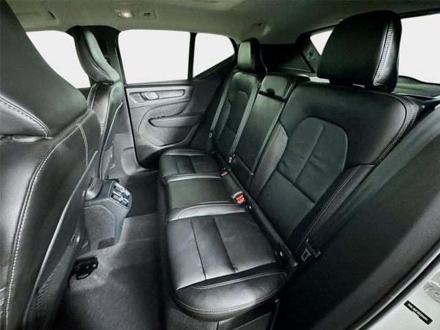 2024 Volvo XC40 Ultimate Bright Theme