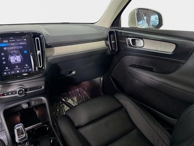 2024 Volvo XC40 Ultimate Bright Theme