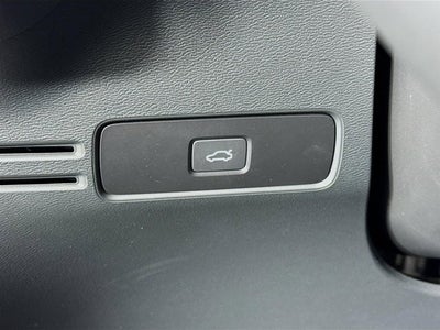 2024 Volvo XC40 Ultimate Bright Theme