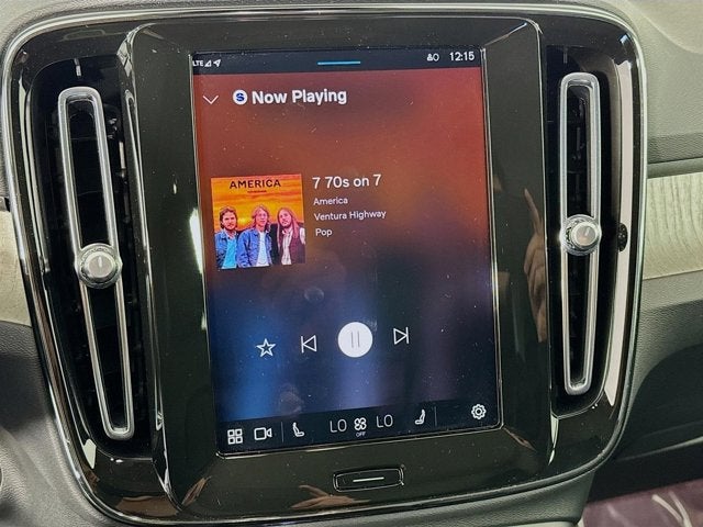 2024 Volvo XC40 Ultimate Bright Theme