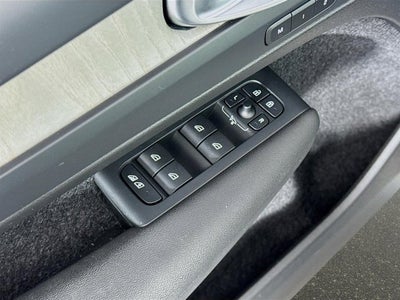 2024 Volvo XC40 Ultimate Bright Theme