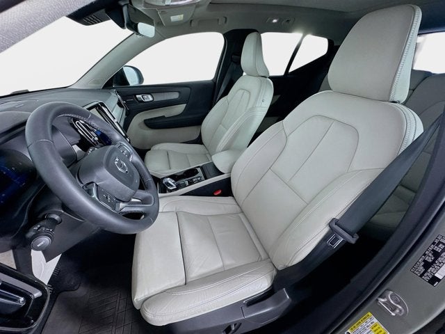2023 Volvo XC40 Plus Dark Theme