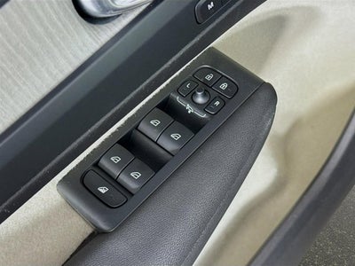 2023 Volvo XC40 Plus Dark Theme