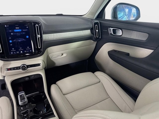2023 Volvo XC40 Plus Dark Theme