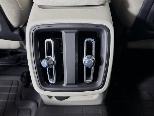 2023 Volvo XC40 Plus Dark Theme
