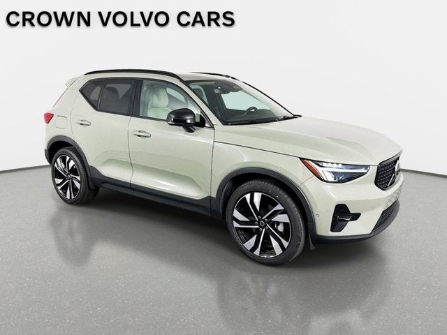 2023 Volvo XC40 Plus Dark Theme