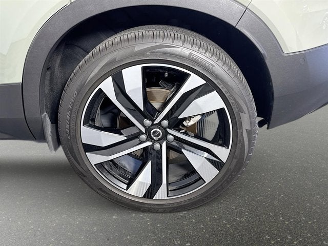 2023 Volvo XC40 Plus Dark Theme