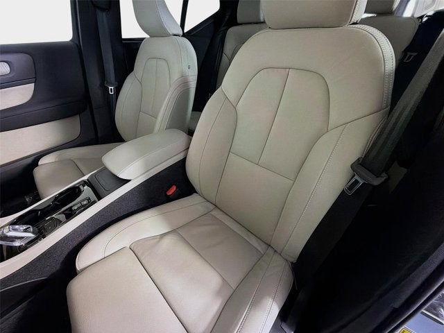 2024 Volvo XC40 Plus Dark Theme