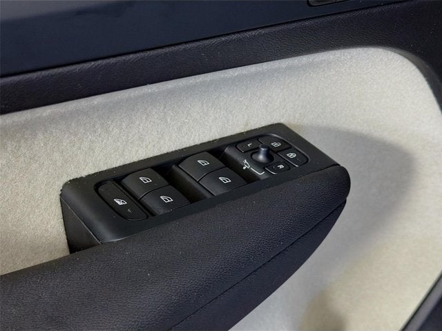 2024 Volvo XC40 Plus Dark Theme