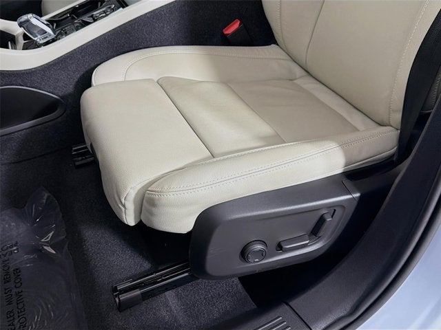 2024 Volvo XC40 Plus Dark Theme