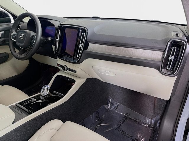 2024 Volvo XC40 Plus Dark Theme