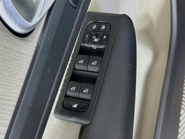 2023 Volvo XC40 Plus Bright Theme
