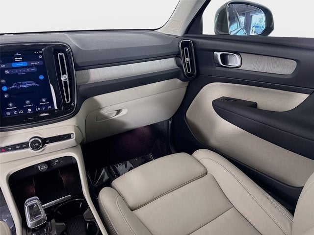 2023 Volvo XC40 Plus Bright Theme