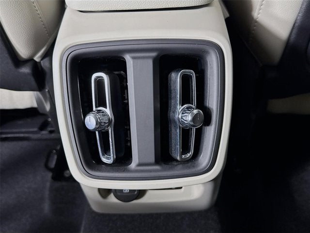 2023 Volvo XC40 Plus Bright Theme