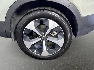2023 Volvo XC40 Plus Bright Theme