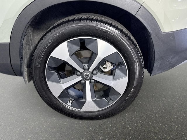 2023 Volvo XC40 Plus Bright Theme