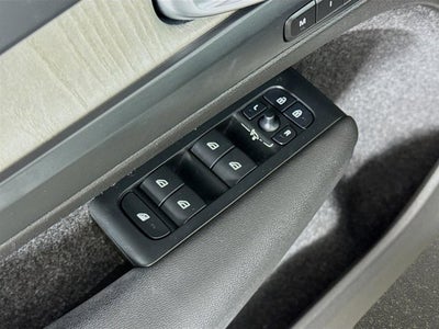 2023 Volvo XC40 Plus Bright Theme