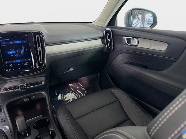 2023 Volvo XC40 Core