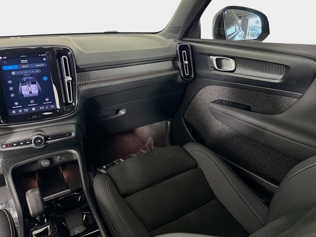 2023 Volvo XC40 Plus Dark Theme