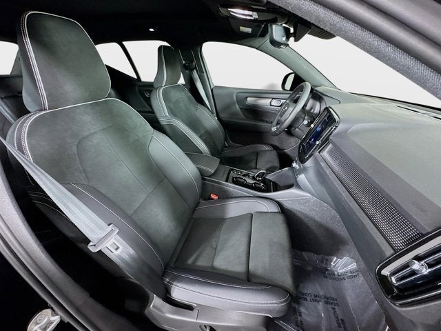 2023 Volvo XC40 Plus Dark Theme