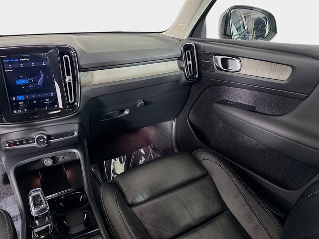 2023 Volvo XC40 Ultimate Dark Theme