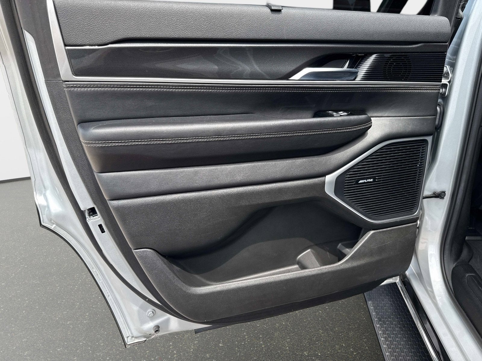 2023 Jeep Wagoneer Base