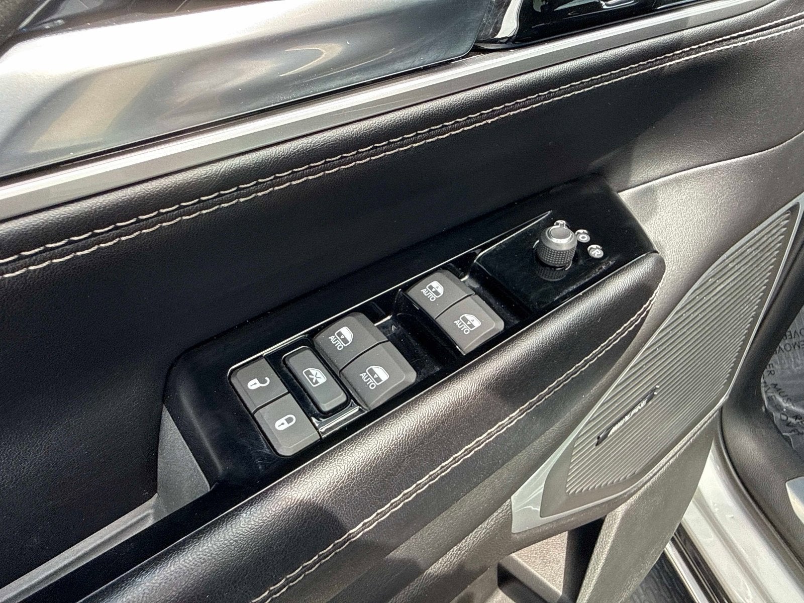 2023 Jeep Wagoneer Base