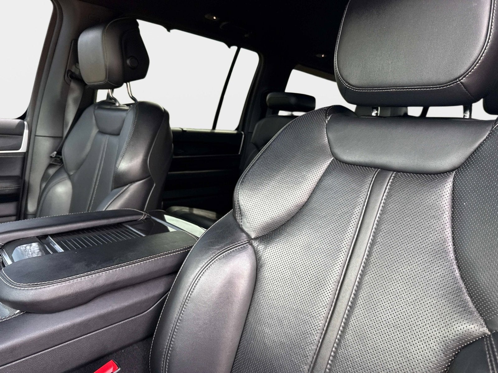 2023 Jeep Wagoneer Base